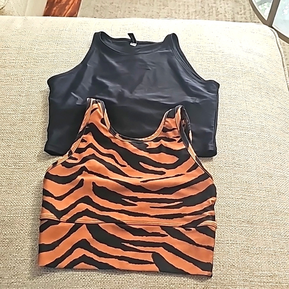 Bundle of 2 Sports Tops 1. Onzie blk 1. Strut This blk brown size small